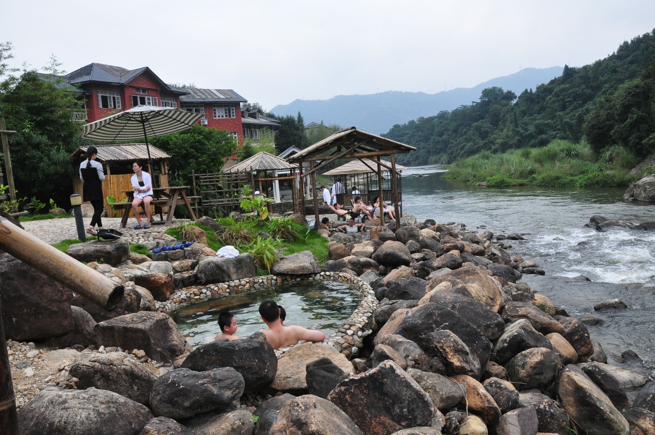 泡温泉泡出皮肤病