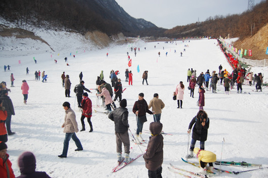 鲁山县冬季旅游市场提前升温 游客滑雪之后泡温泉