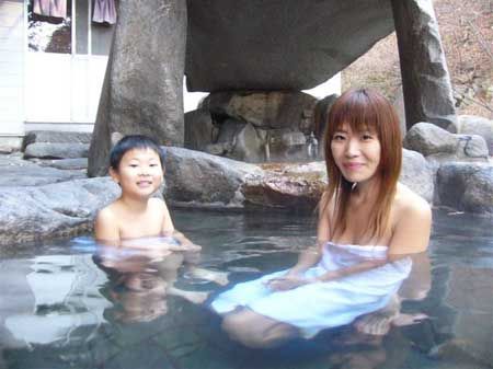 泡温泉“小蝌蚪”喜凉不喜热